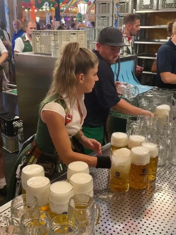 Verena, die Rekordkellnerin auf dem Oktoberfest: 13 Pints mit zwei Händen