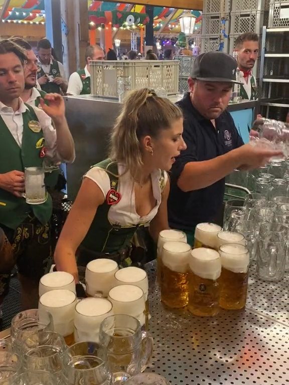 Verena la cameriera dei record all'Oktoberfest: 13 pinte con due mani