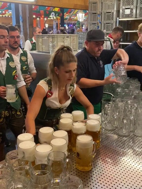 Verena, die Rekordkellnerin auf dem Oktoberfest: 13 Pints mit zwei Händen