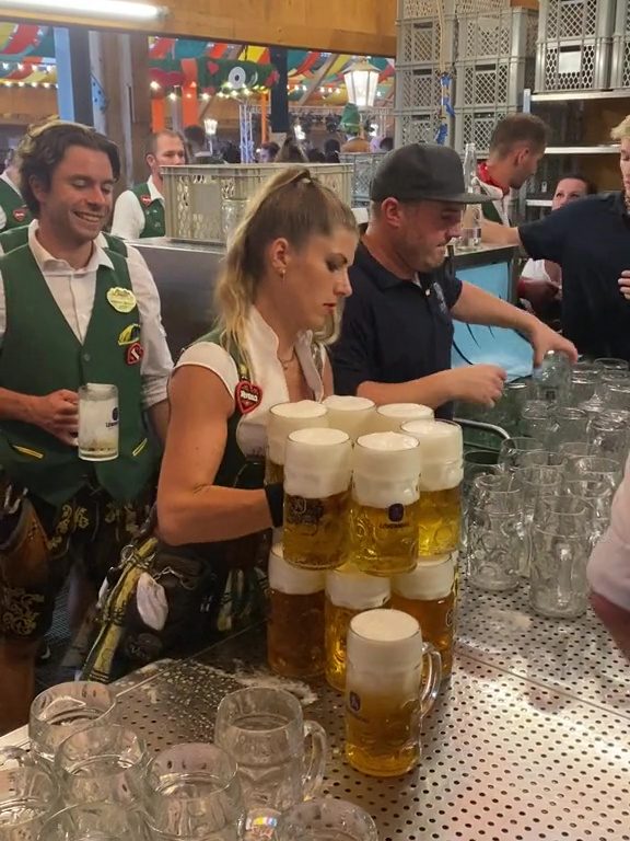 Verena la cameriera dei record all'Oktoberfest: 13 pinte con due mani