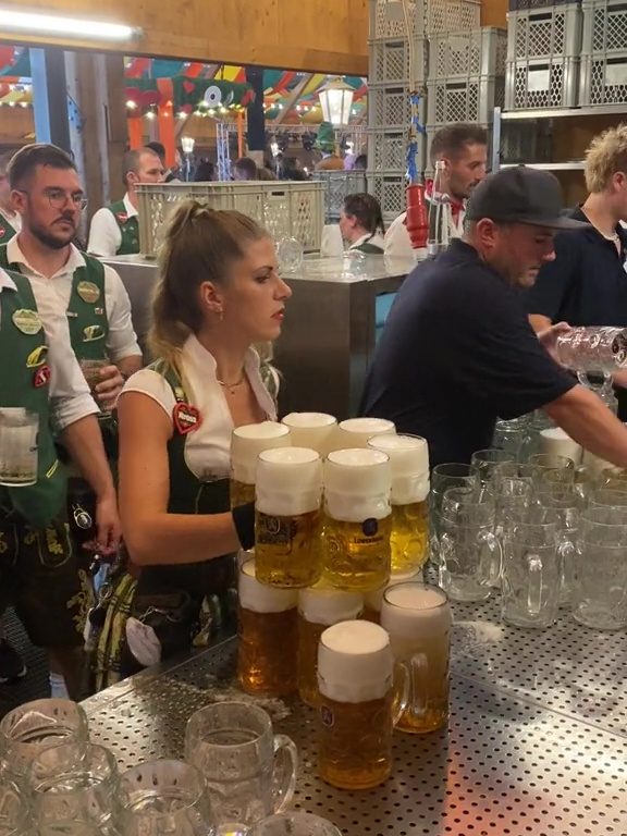 Verena, die Rekordkellnerin auf dem Oktoberfest: 13 Pints mit zwei Händen