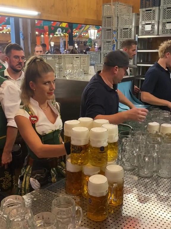 Verena la cameriera dei record all'Oktoberfest: 13 pinte con due mani