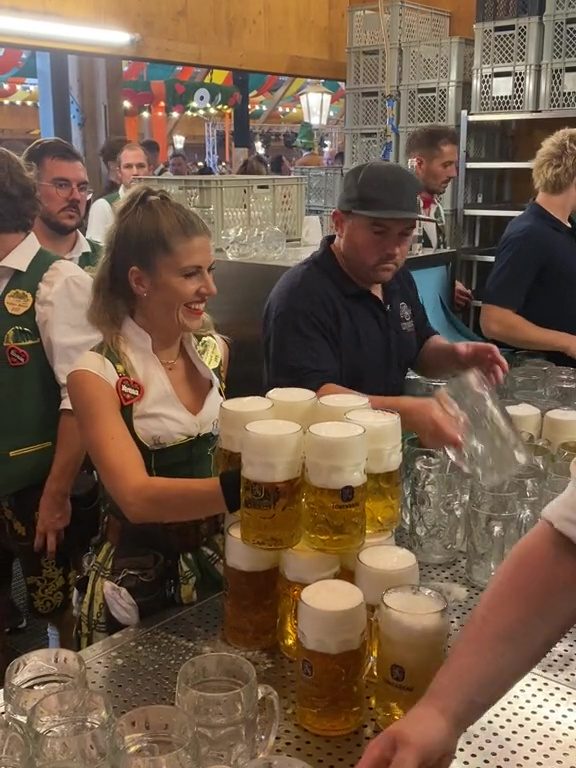 Verena, la camarera récord del Oktoberfest: 13 pintas con las dos manos