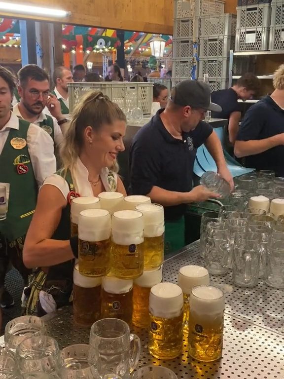 Verena, la camarera récord del Oktoberfest: 13 pintas con las dos manos