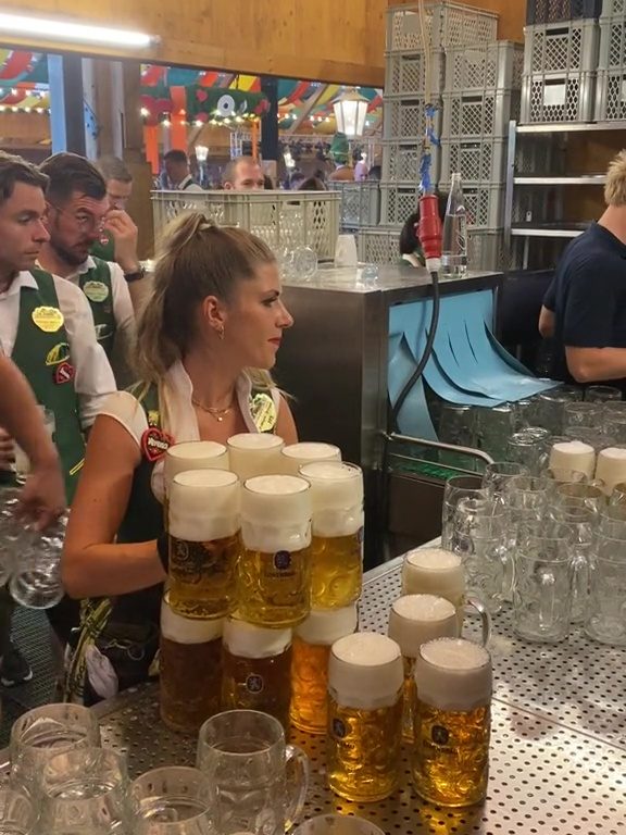 Verena la cameriera dei record all'Oktoberfest: 13 pinte con due mani