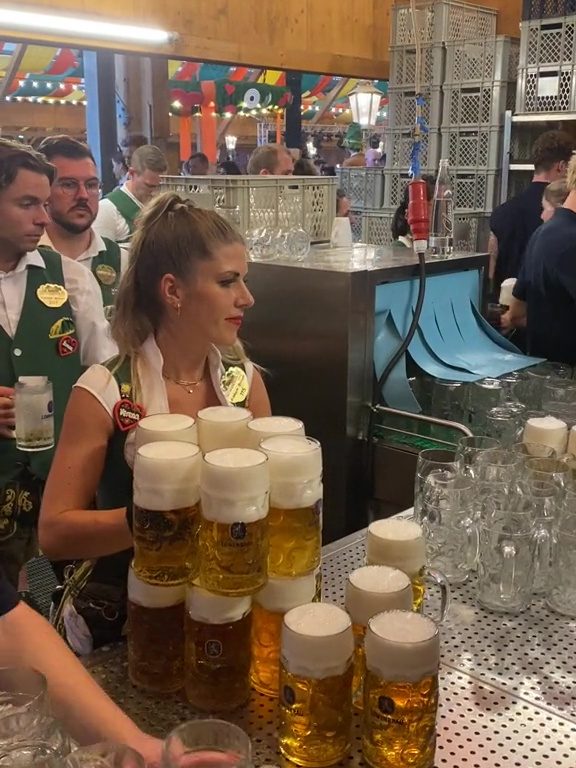 Verena, die Rekordkellnerin auf dem Oktoberfest: 13 Pints mit zwei Händen