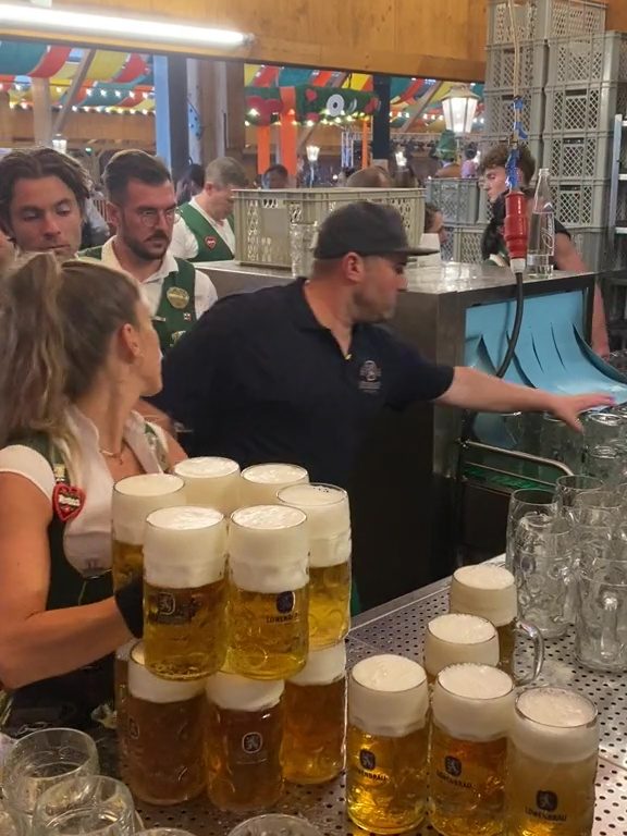 Verena la cameriera dei record all'Oktoberfest: 13 pinte con due mani