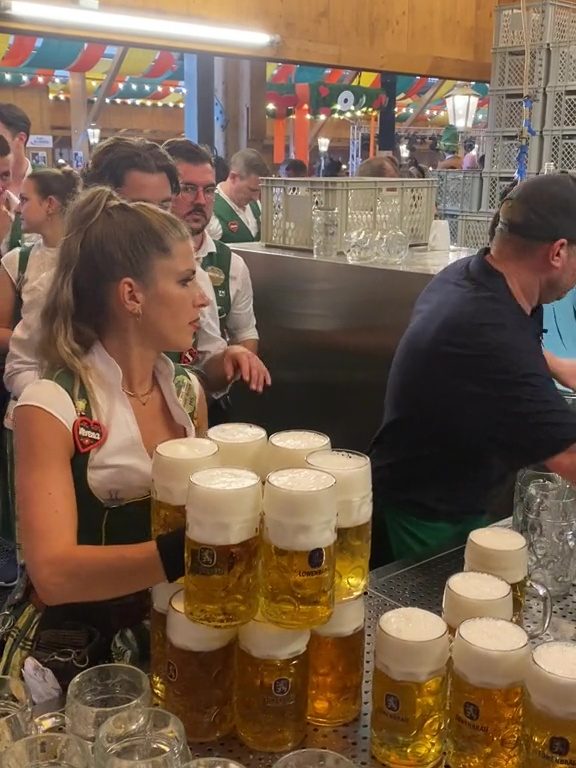 Verena, la camarera récord del Oktoberfest: 13 pintas con las dos manos