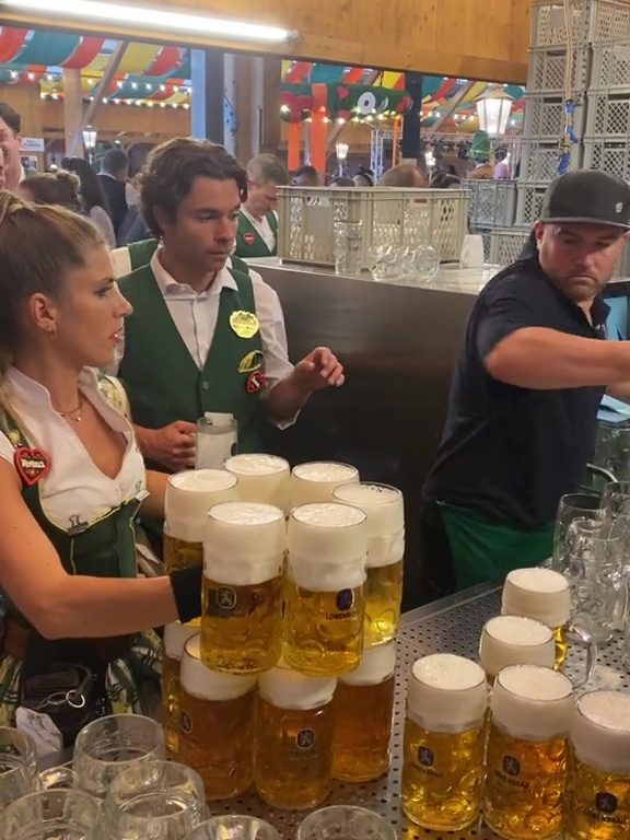 Verena, die Rekordkellnerin auf dem Oktoberfest: 13 Pints mit zwei Händen