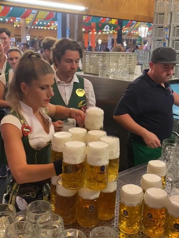 Verena, la camarera récord del Oktoberfest: 13 pintas con las dos manos