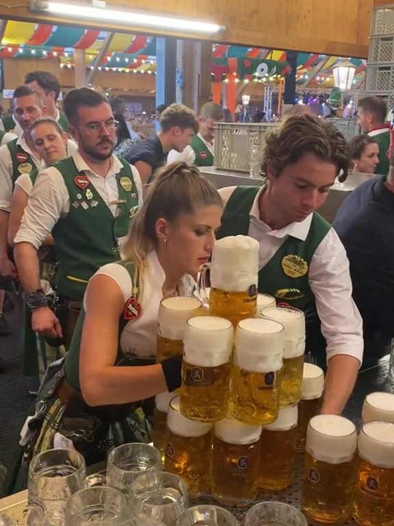 Verena la cameriera dei record all'Oktoberfest: 13 pinte con due mani