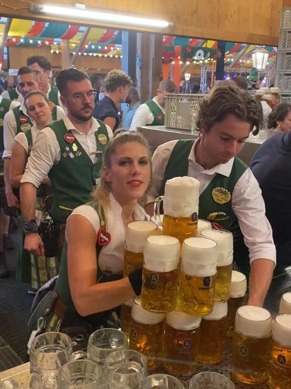 Verena, la camarera récord del Oktoberfest: 13 pintas con las dos manos