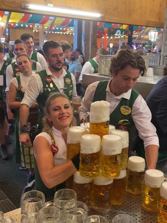 Verena la cameriera dei record all'Oktoberfest: 13 pinte con due mani