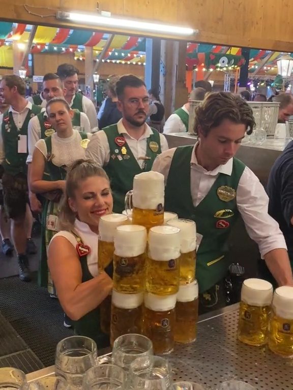 Verena, la camarera récord del Oktoberfest: 13 pintas con las dos manos