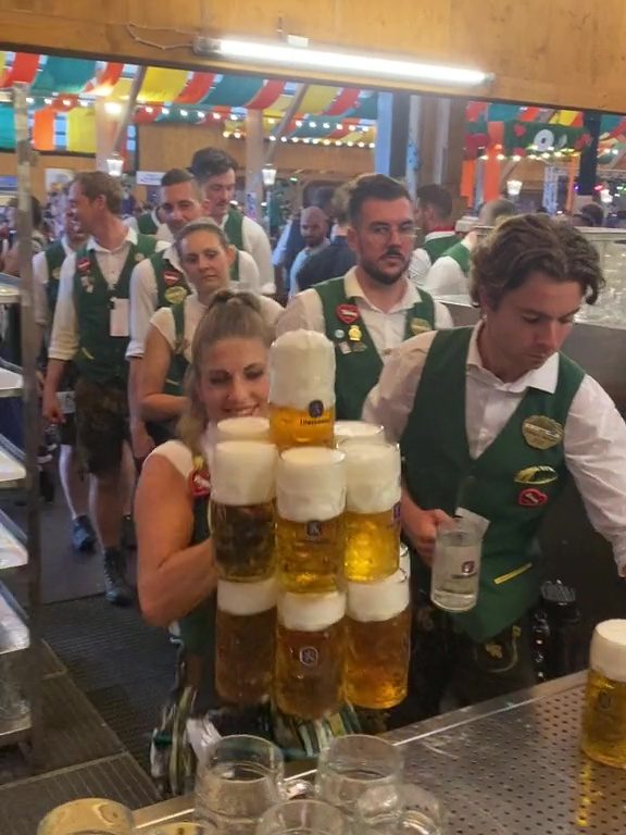 Verena, die Rekordkellnerin auf dem Oktoberfest: 13 Pints mit zwei Händen