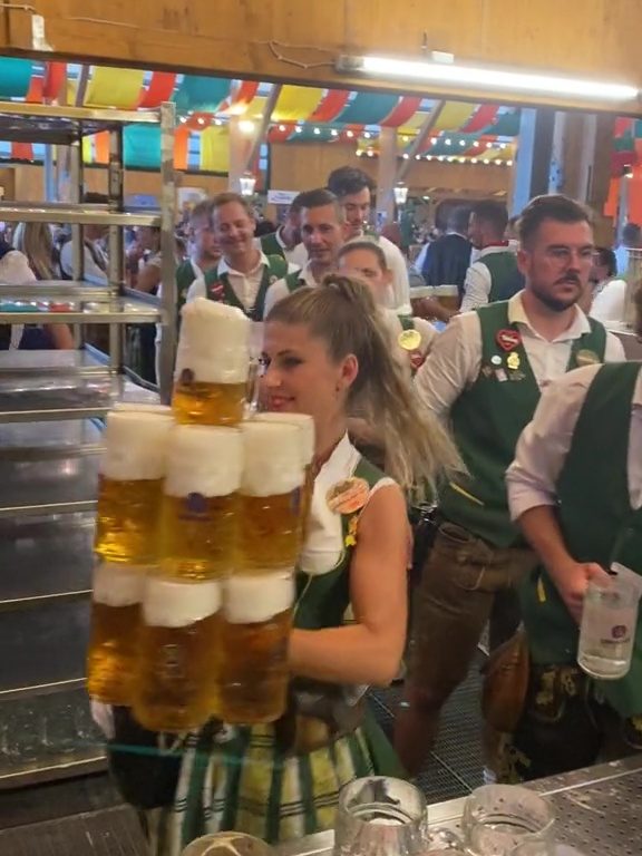 Verena, die Rekordkellnerin auf dem Oktoberfest: 13 Pints mit zwei Händen