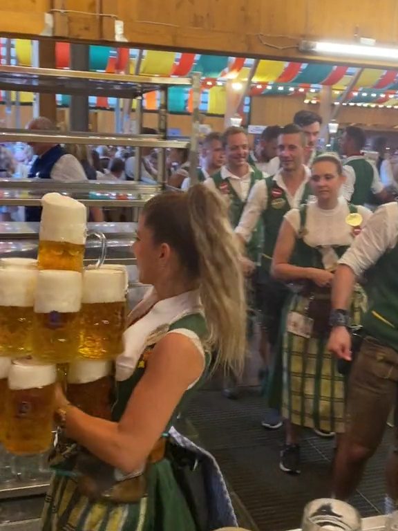 Verena la cameriera dei record all'Oktoberfest: 13 pinte con due mani