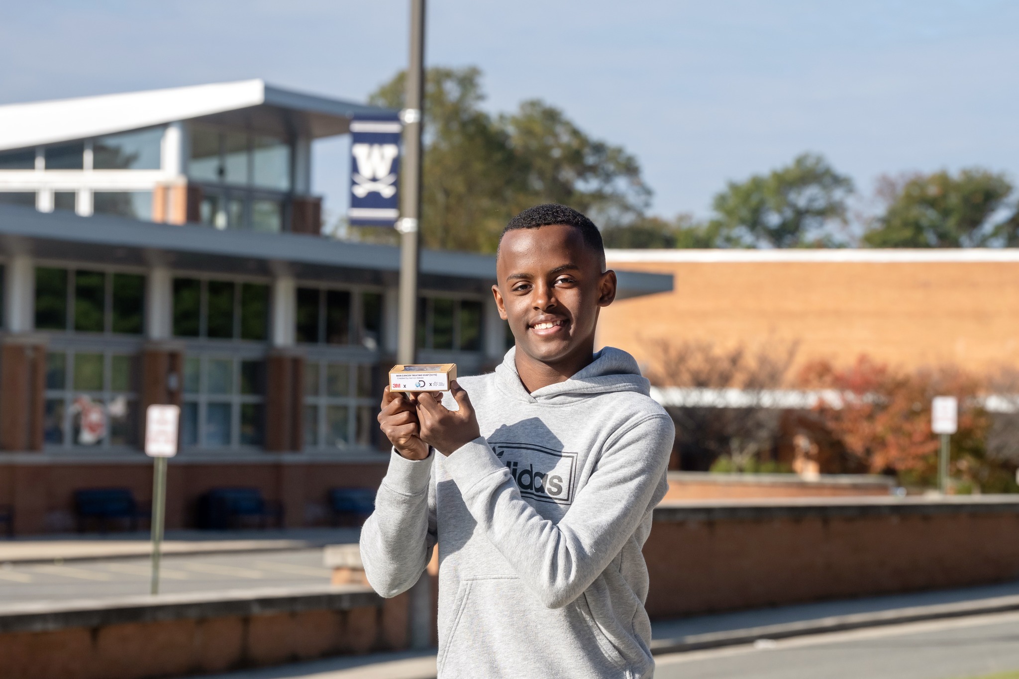 Un niño de 14 años inventa un jabón que cura el cáncer de piel