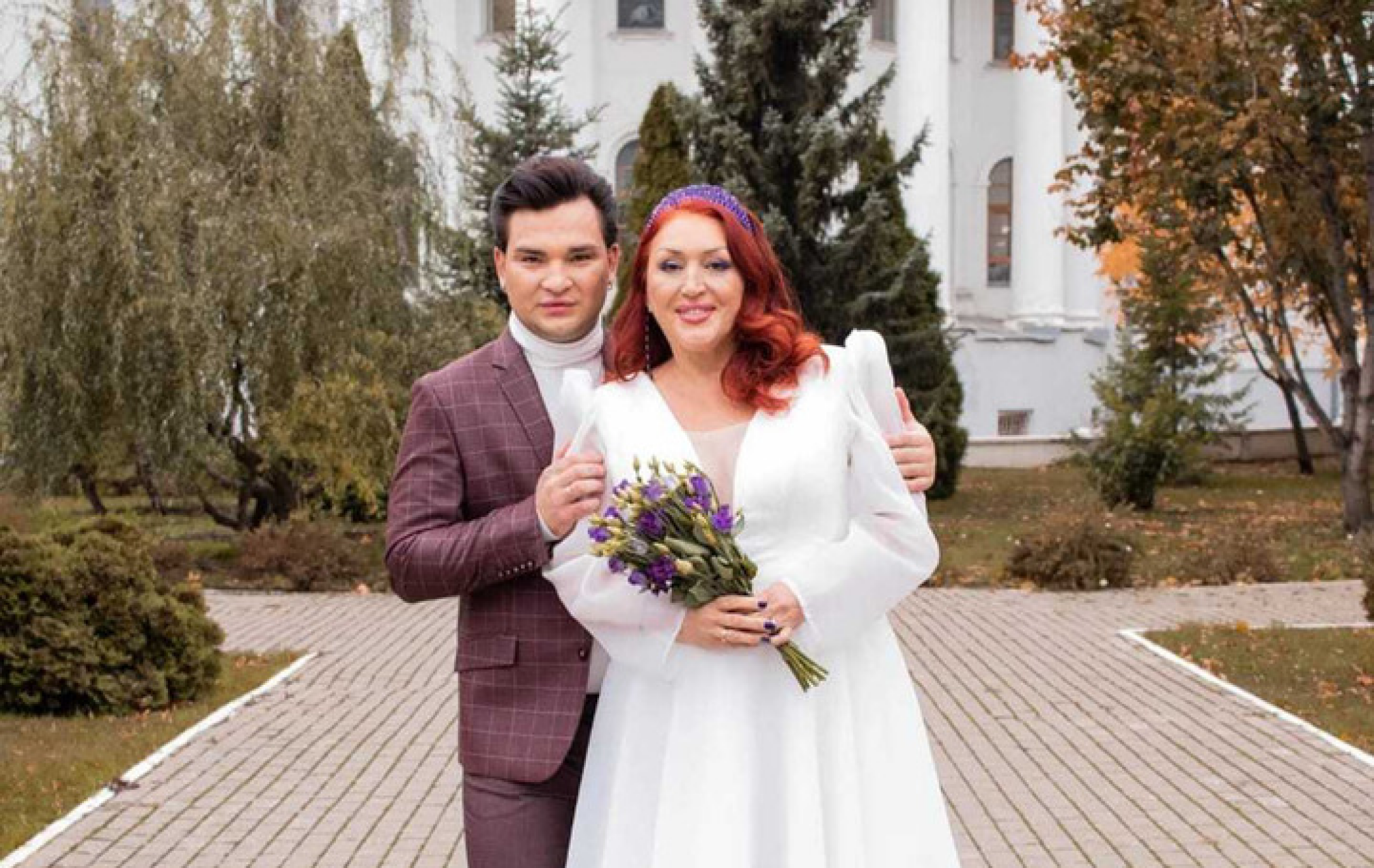 Se casa con su hijo adoptivo, 31 años menor: la policía se lleva a sus otros hijos