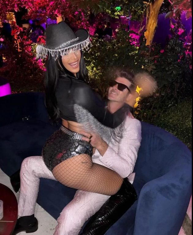 La tenue d'Halloween d'April Love Geary et Robin Thicke