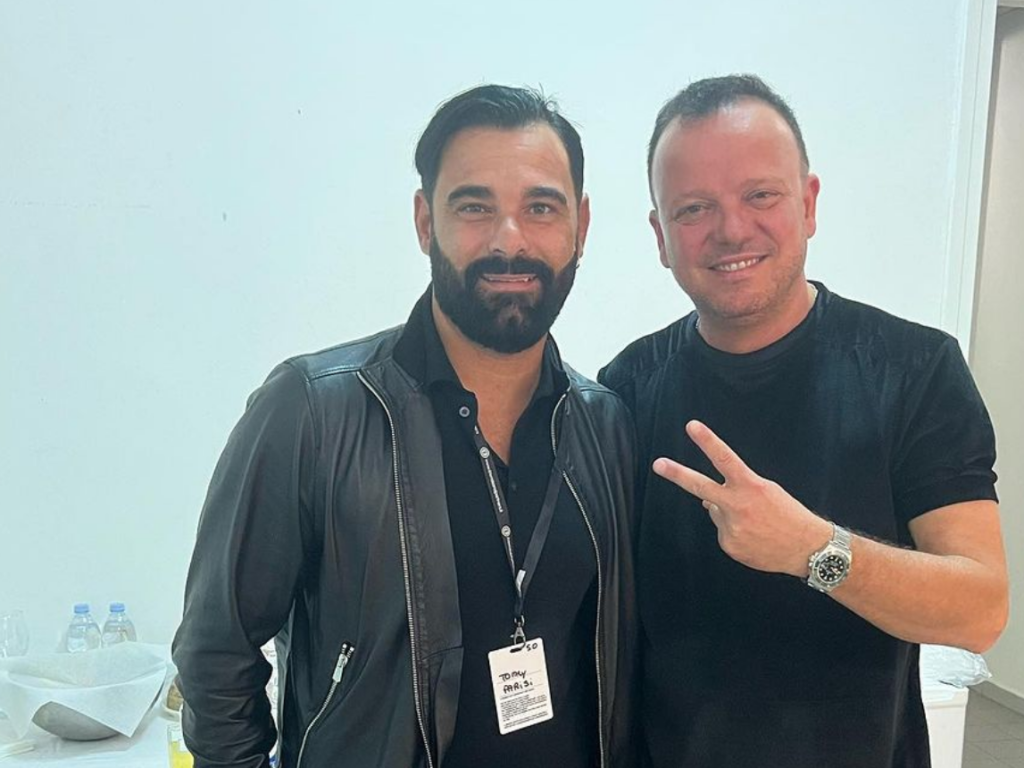 Gigi D'Alessio en la tormenta para la foto con el hijo del jefe de la mafia