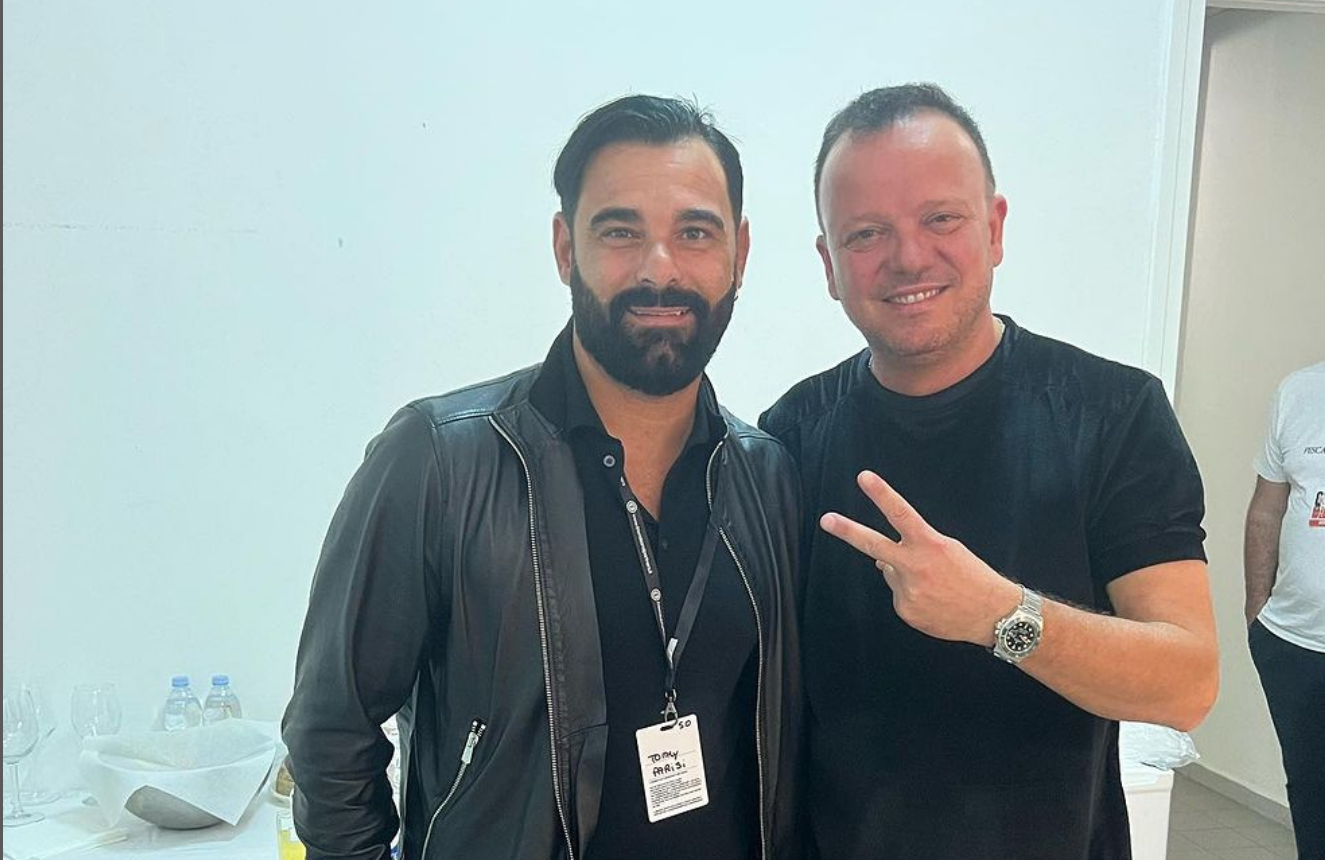 Gigi D'Alessio en la tormenta para la foto con el hijo del jefe de la mafia