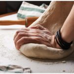 Urinava nelle ciotole della panetteria, licenziata: ma giudice la "premia" con 25mila euro