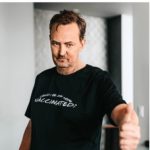 Matthew Perry, morto per il vaccino Covid: no vax scatenati in Rete