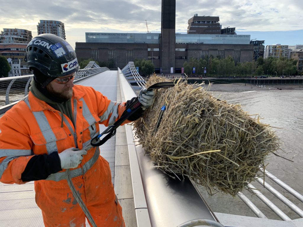 Londra, una misteriosa balla di paglia pende dal Millennium Bridge: ecco la spiegazione