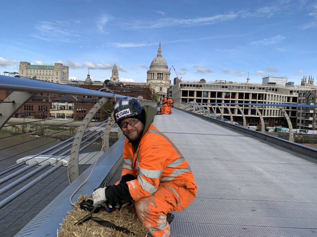 Londres, un misterioso fardo de paja cuelga del Puente del Milenio: aquí está la explicación