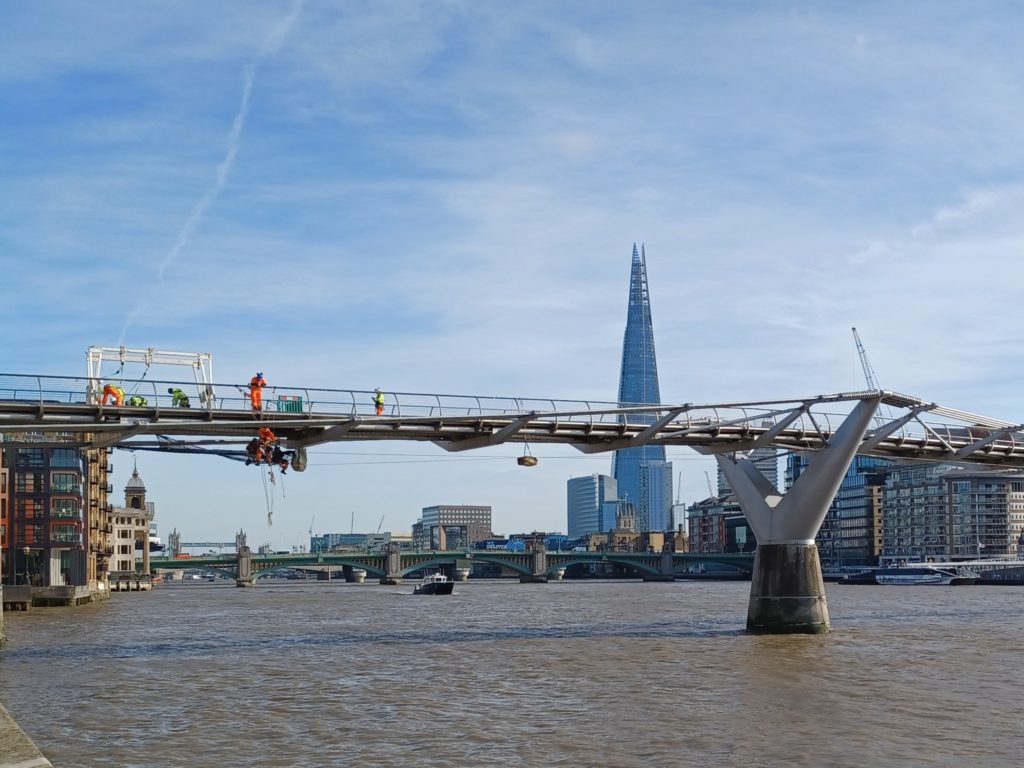 London, ein geheimnisvoller Strohballen hängt an der Millennium Bridge: Hier ist die Erklärung