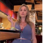 Scomunicata dalla chiesa perché mostra le mutandine sui social: ora è ricca