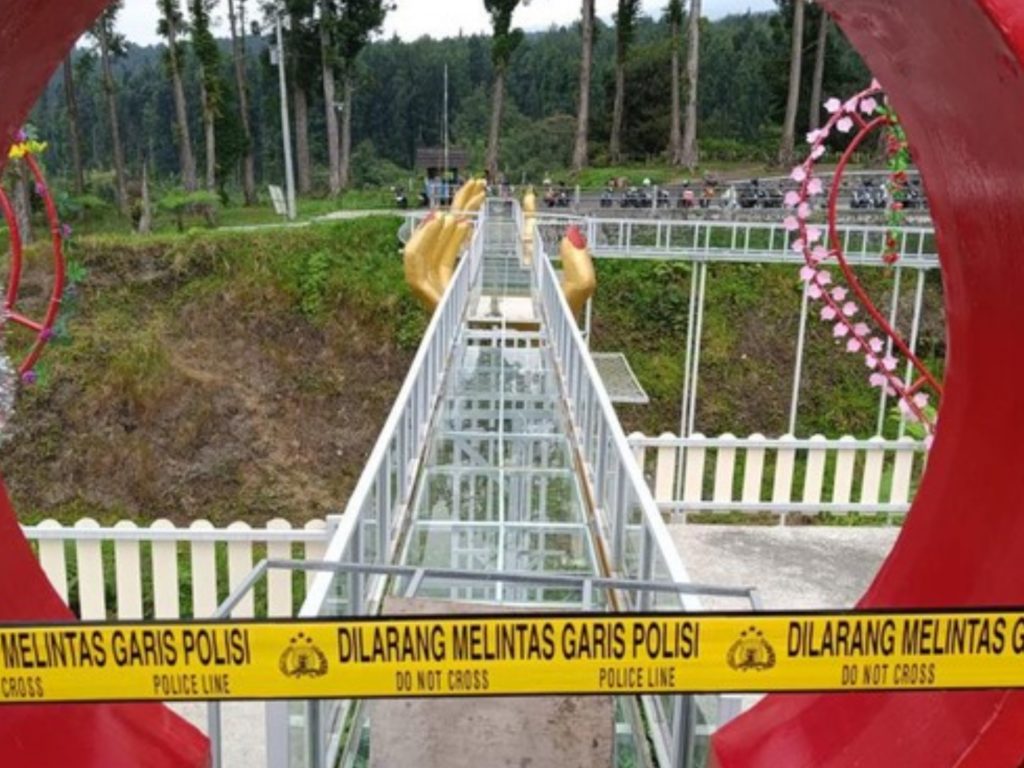 Touristen-Glasbrücke explodiert: Frau stürzt und stirbt