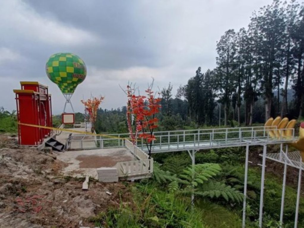 Explota puente turístico de cristal: mujer cae y muere