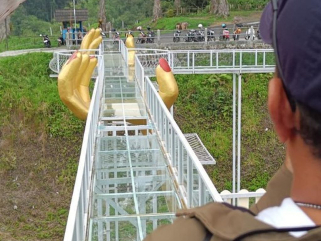 Touristen-Glasbrücke explodiert: Frau stürzt und stirbt