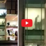 Coppia focosa si chiude in bagno pubblico per far amore ma dai vetri si vede tutto: video in rete