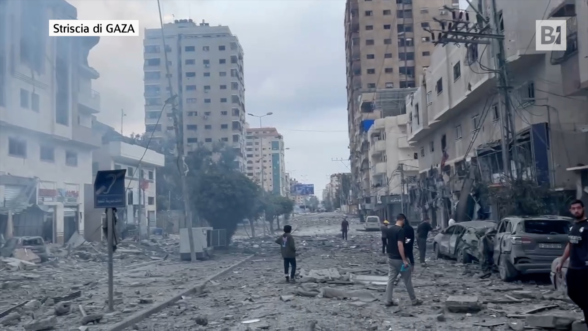 Borracho se queda dormido al volante, la furgoneta se detiene al quedarse sin combustible: lo despierta la policía