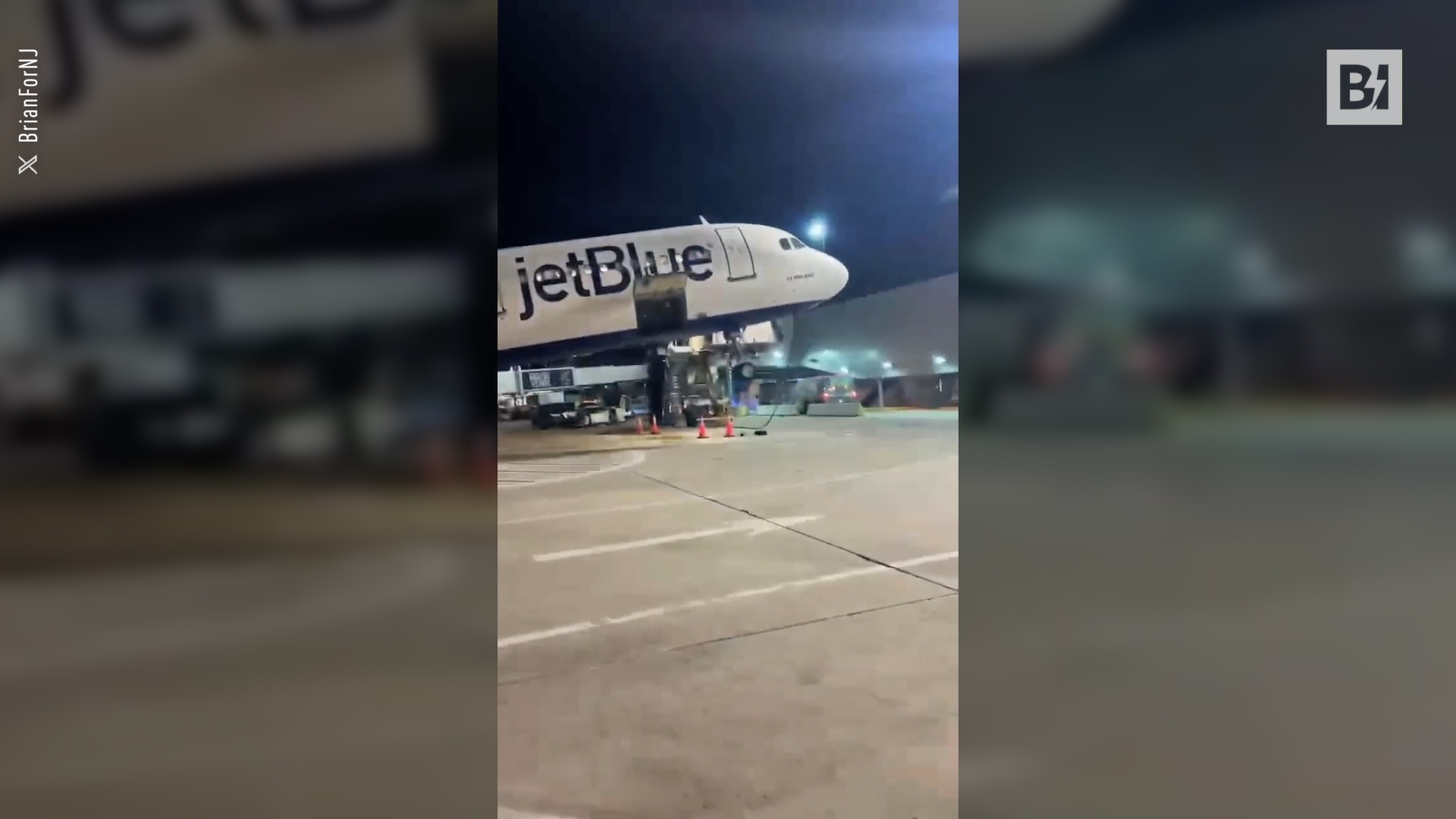 El avión se inclina hacia atrás durante el aterrizaje de…