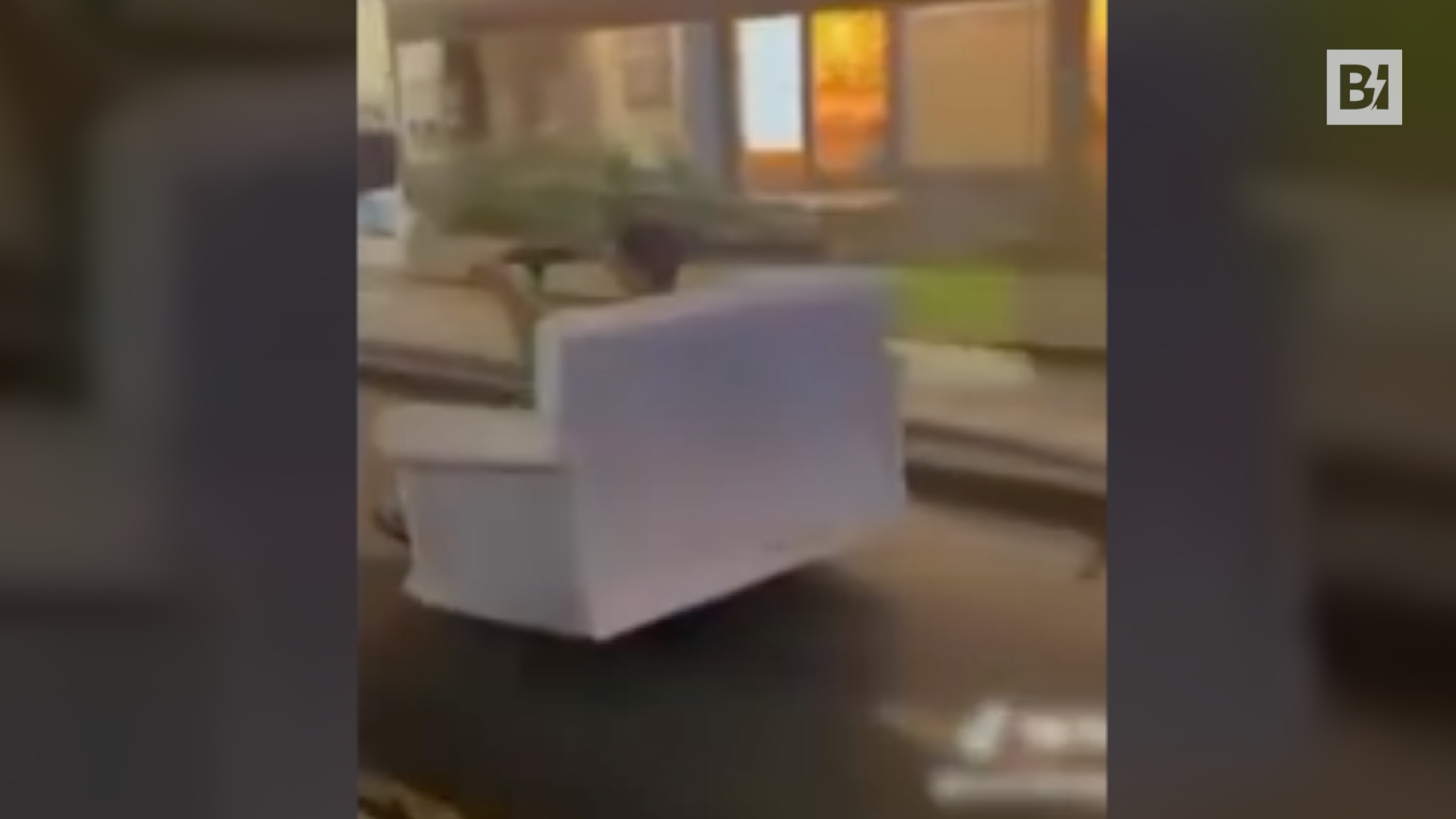 Catania, camina por la calle con un sofá montado…