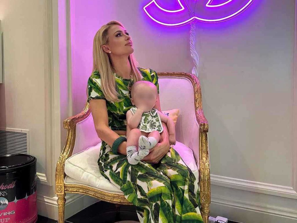 Sohn von Paris Hilton im Internet beleidigt: Seine applaudierende Antwort