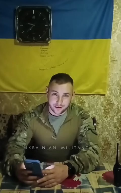 Ukrainischer Soldat trollt Russen: erbeutet defekten Panzer und ruft um Hilfe