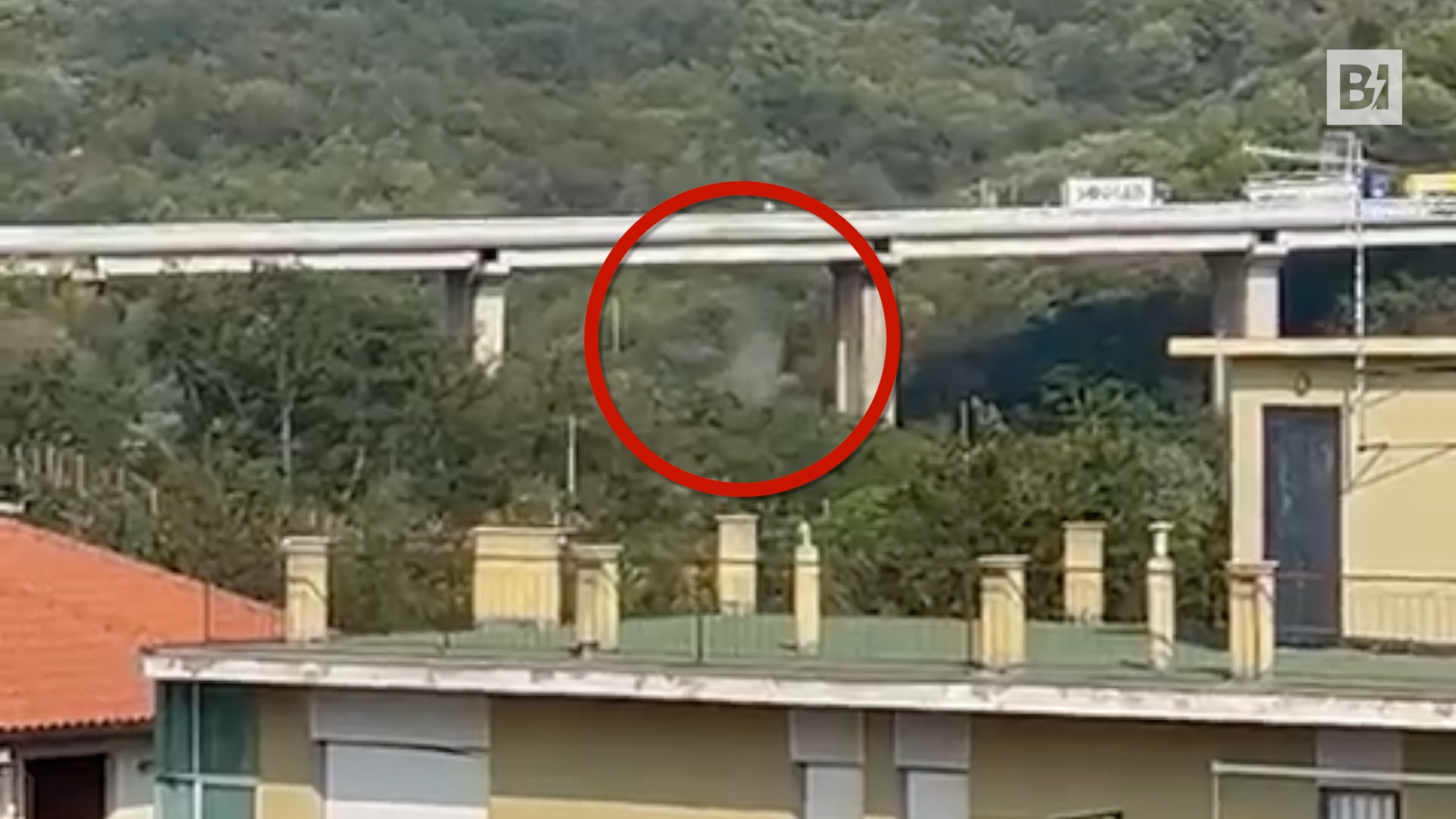 Borracho se queda dormido al volante, la furgoneta se detiene al quedarse sin combustible: lo despierta la policía