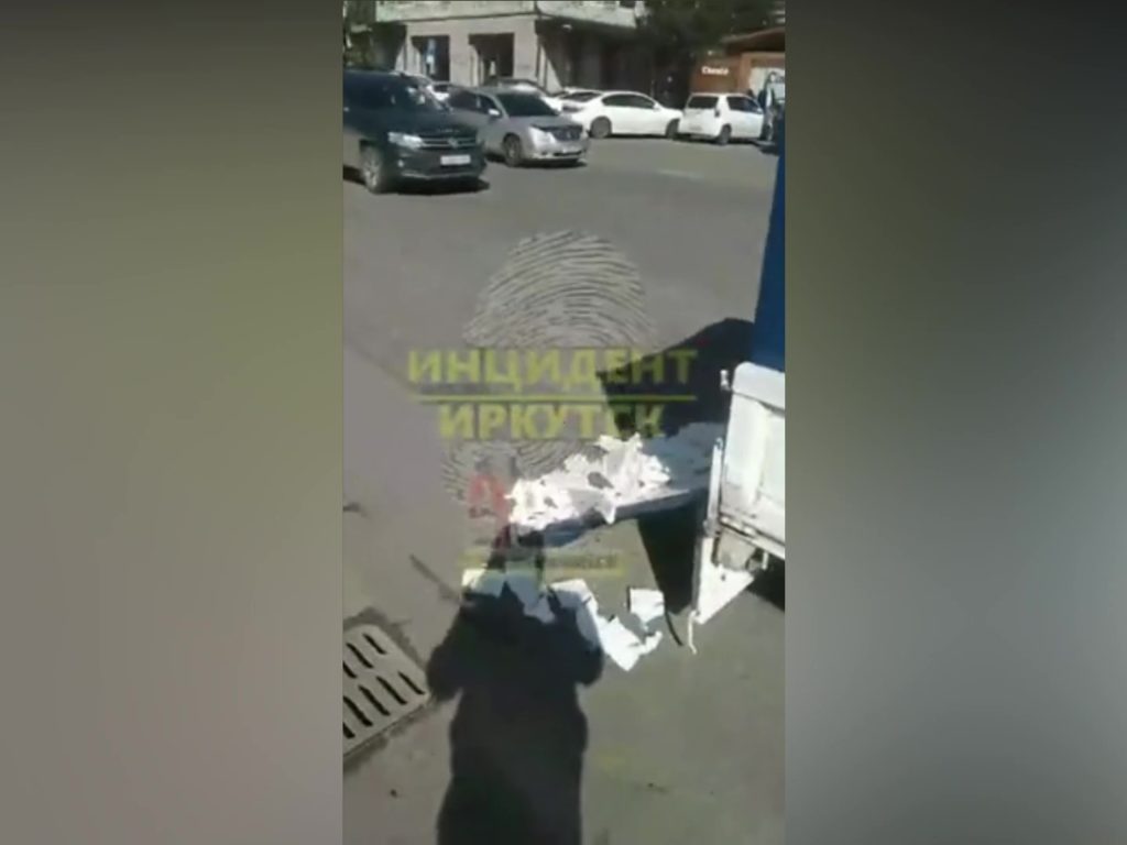 Camion perde il suo carico di vagine: lo stravagante video