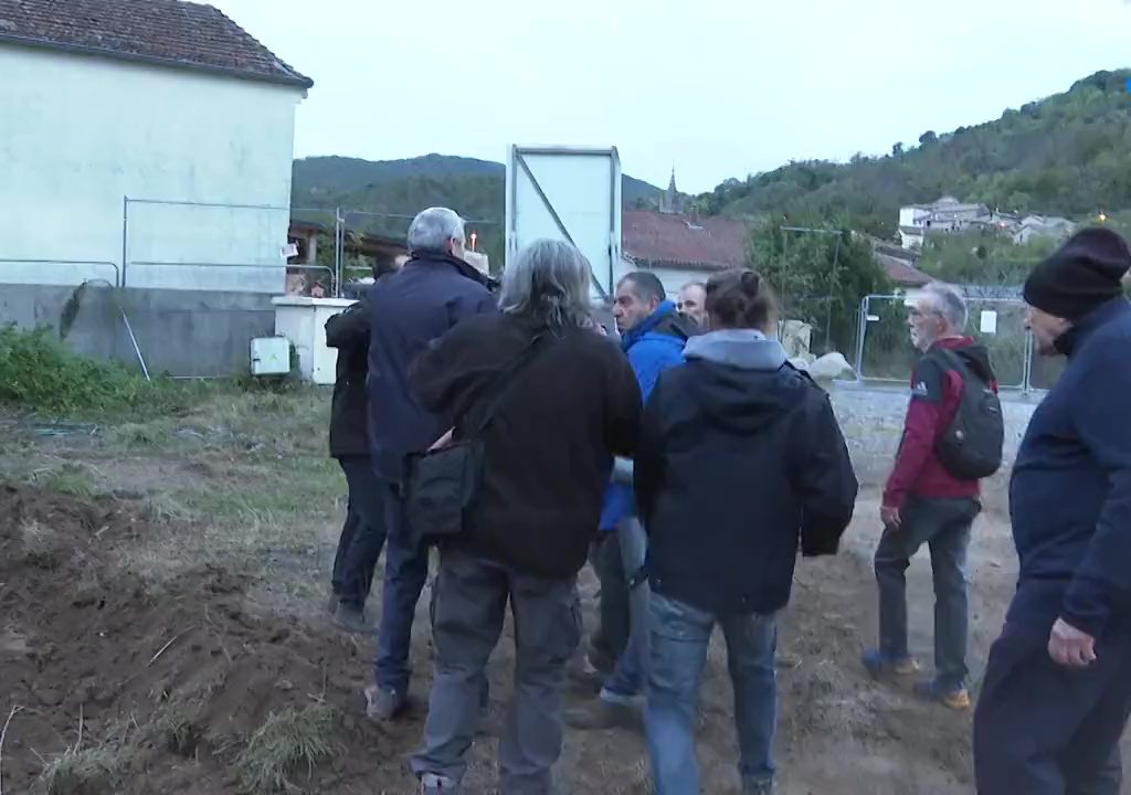 Protestas por una nueva iglesia, la entrada de una monja a un manifestante se vuelve viral