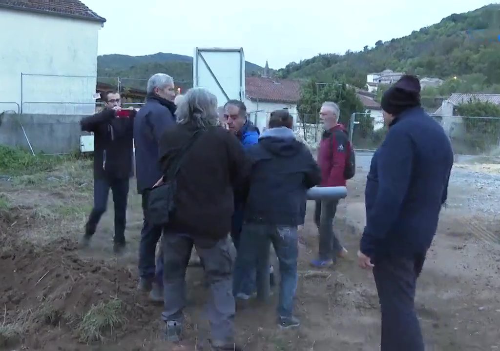 Protestas por una nueva iglesia, la entrada de una monja a un manifestante se vuelve viral