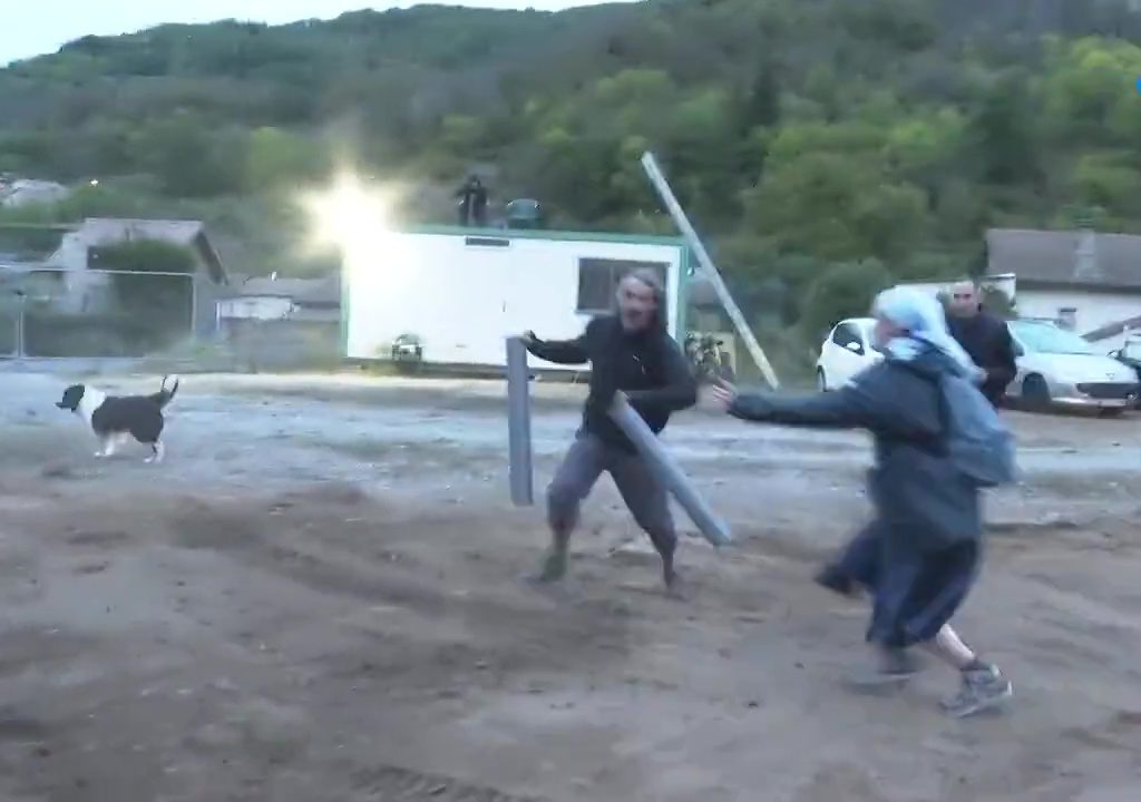 Protestas por una nueva iglesia, la entrada de una monja a un manifestante se vuelve viral