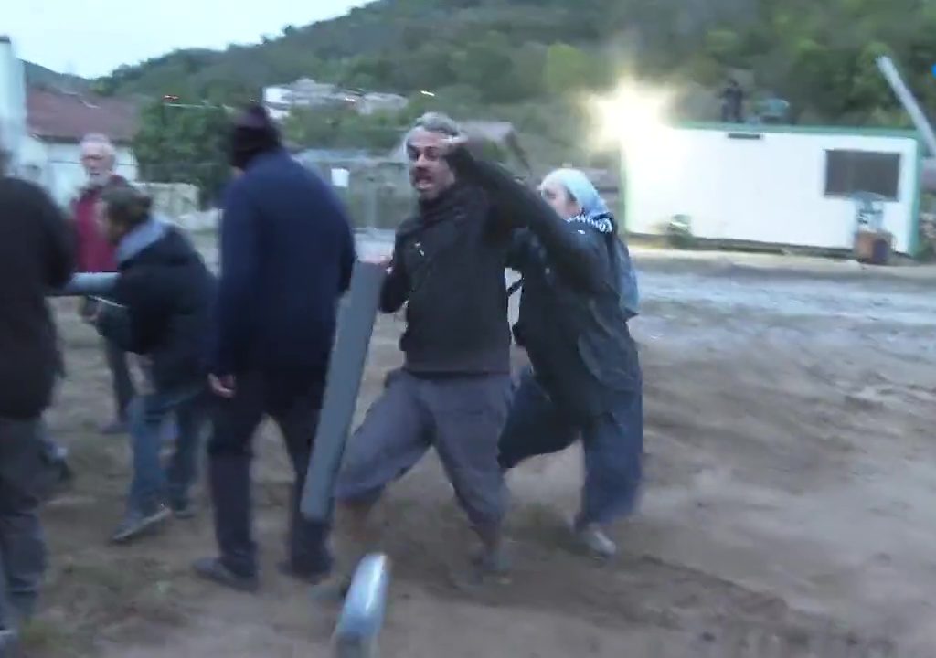 Protestas por una nueva iglesia, la entrada de una monja a un manifestante se vuelve viral