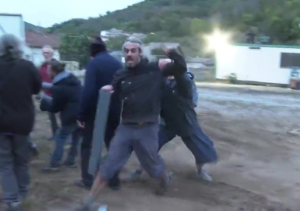 Protestas por una nueva iglesia, la entrada de una monja a un manifestante se vuelve viral