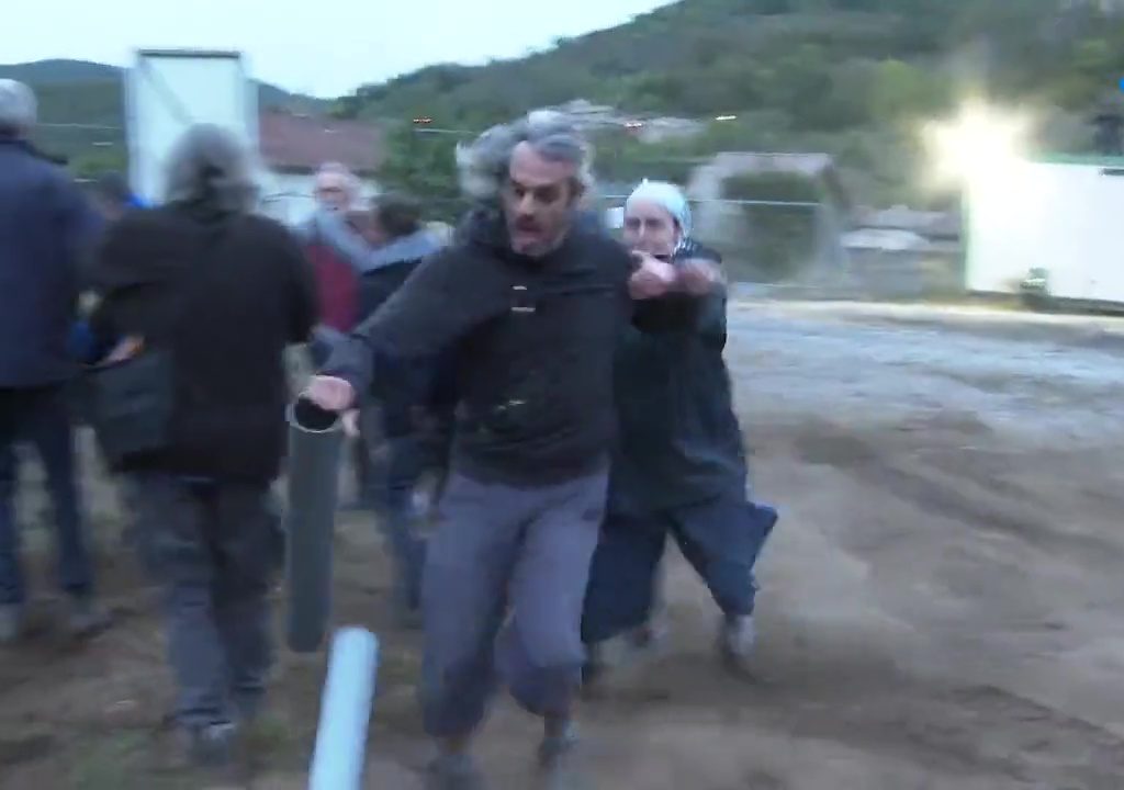 Protestas por una nueva iglesia, la entrada de una monja a un manifestante se vuelve viral