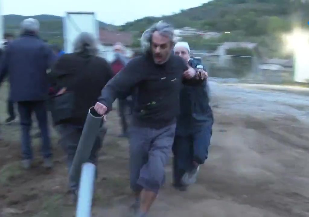 Protestas por una nueva iglesia, la entrada de una monja a un manifestante se vuelve viral